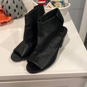 Like new peep toe bootie